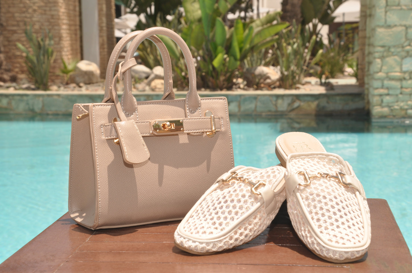 MULE EN MAILLE AVEC BOUCLE