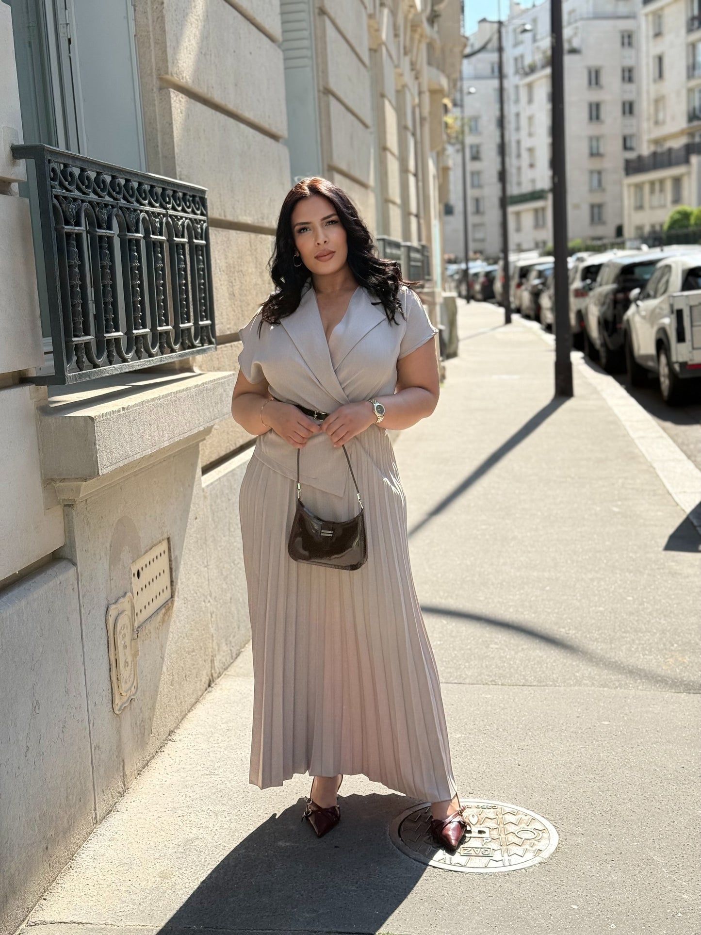 lONGUE ROBE PLISSÉ ET CEINTURE