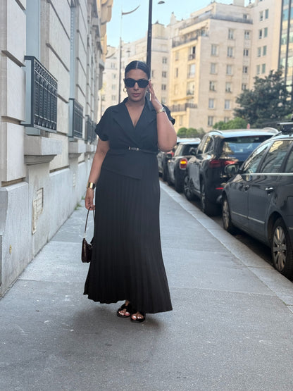 lONGUE ROBE PLISSÉ ET CEINTURE